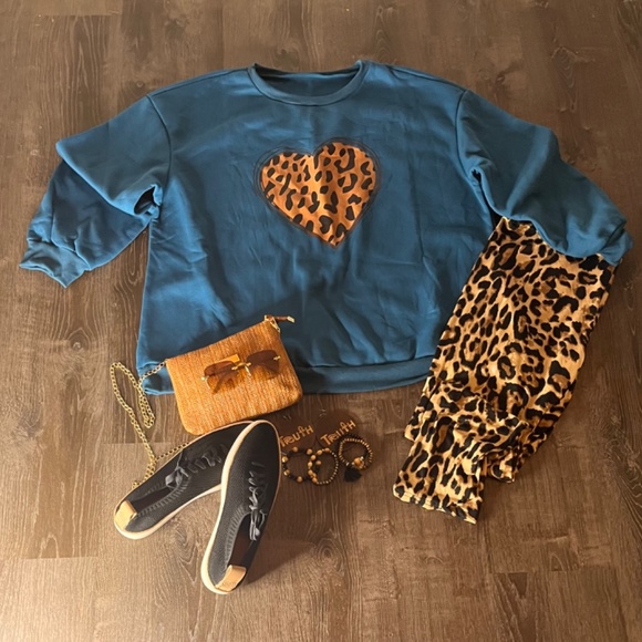 SHEIN Teal Sweatshirt with Leopard Heart - Picture 6 of 7
